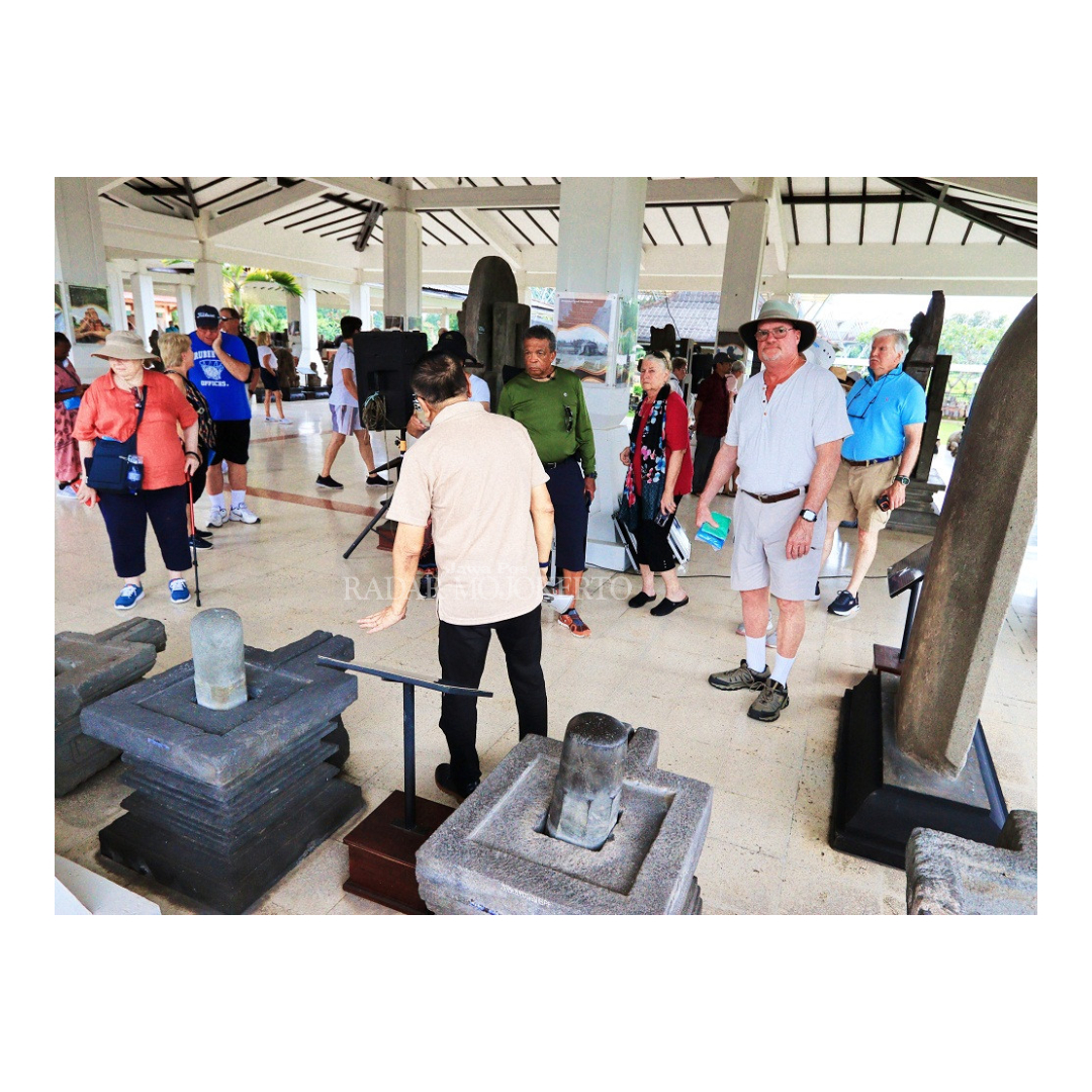 TERPUKAU: Ratusan wisawatan asing rombongan kapal pesiar yang berlabuh di Pelabuhan Tanjung Perak Surabaya menikmati wisata sejarah di Kabupaten Mojokerto. Mulai Candi Bajang Ratu, Candi Tikus
