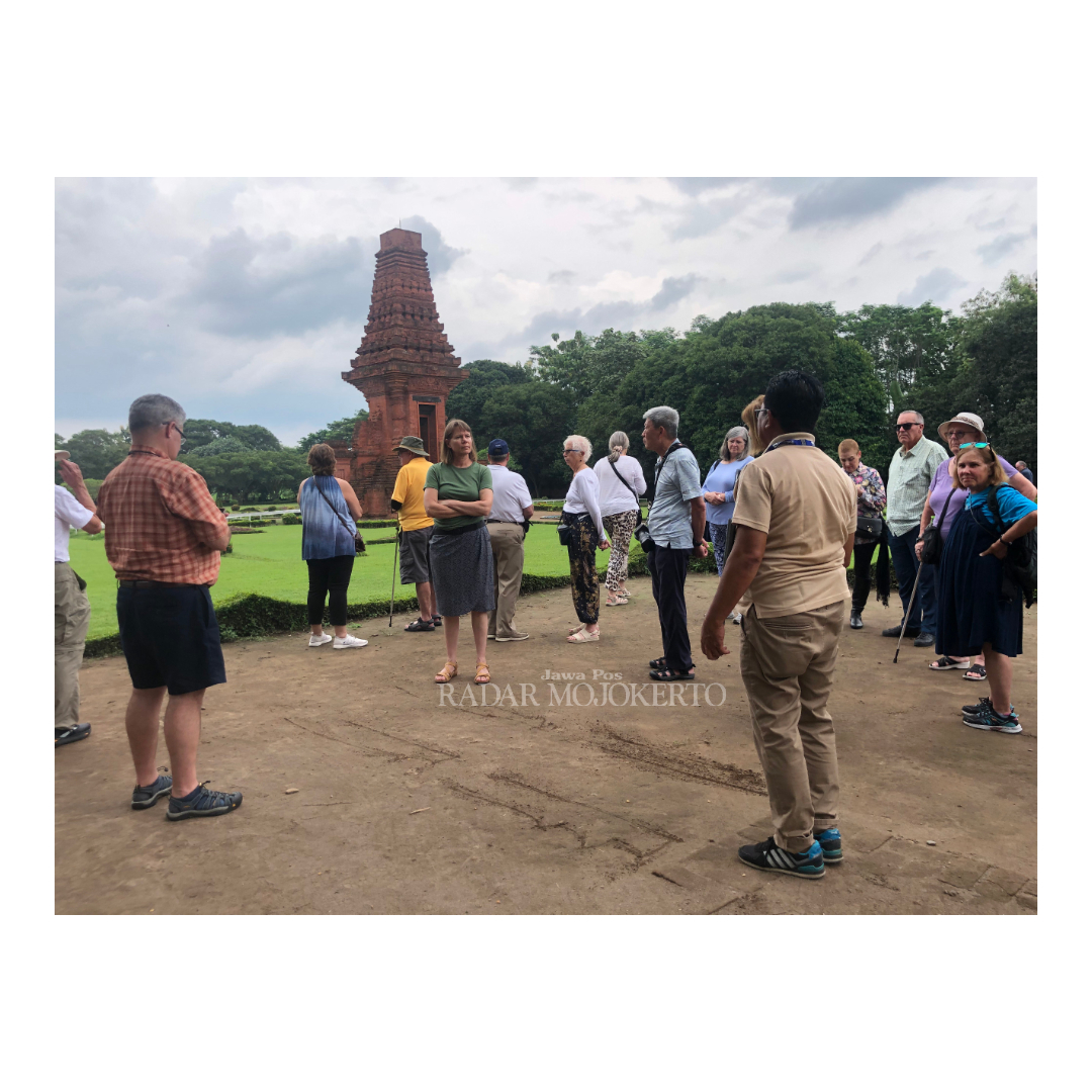 SEJARAH: Rombongan turis mancanegara mengunjungi Candi Bajangratu di Trowulan Mojokerto.