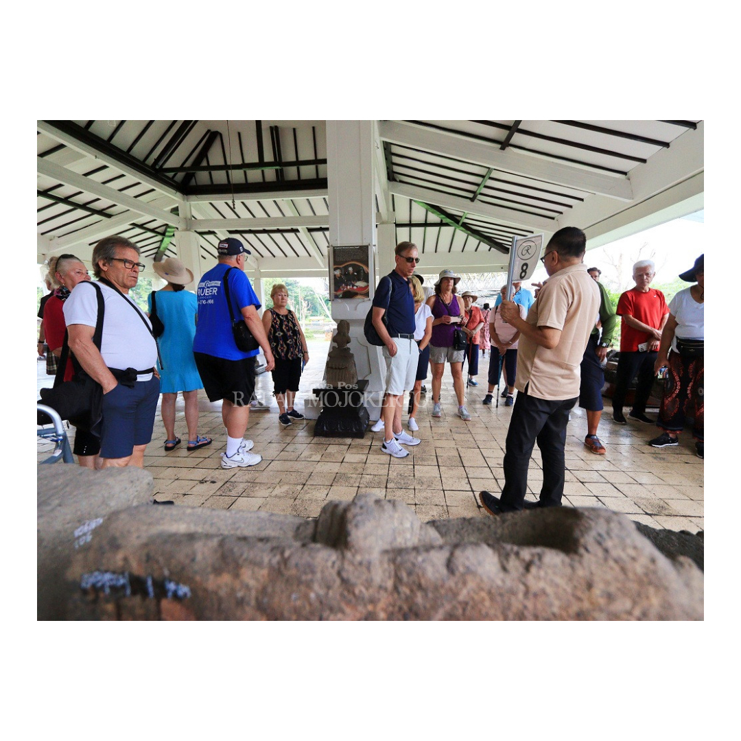 TERPUKAU: Ratusan wisawatan asing rombongan kapal pesiar yang berlabuh di Pelabuhan Tanjung Perak Surabaya menikmati wisata sejarah di Kabupaten Mojokerto. Mulai Candi Bajang Ratu, Candi Tikus.