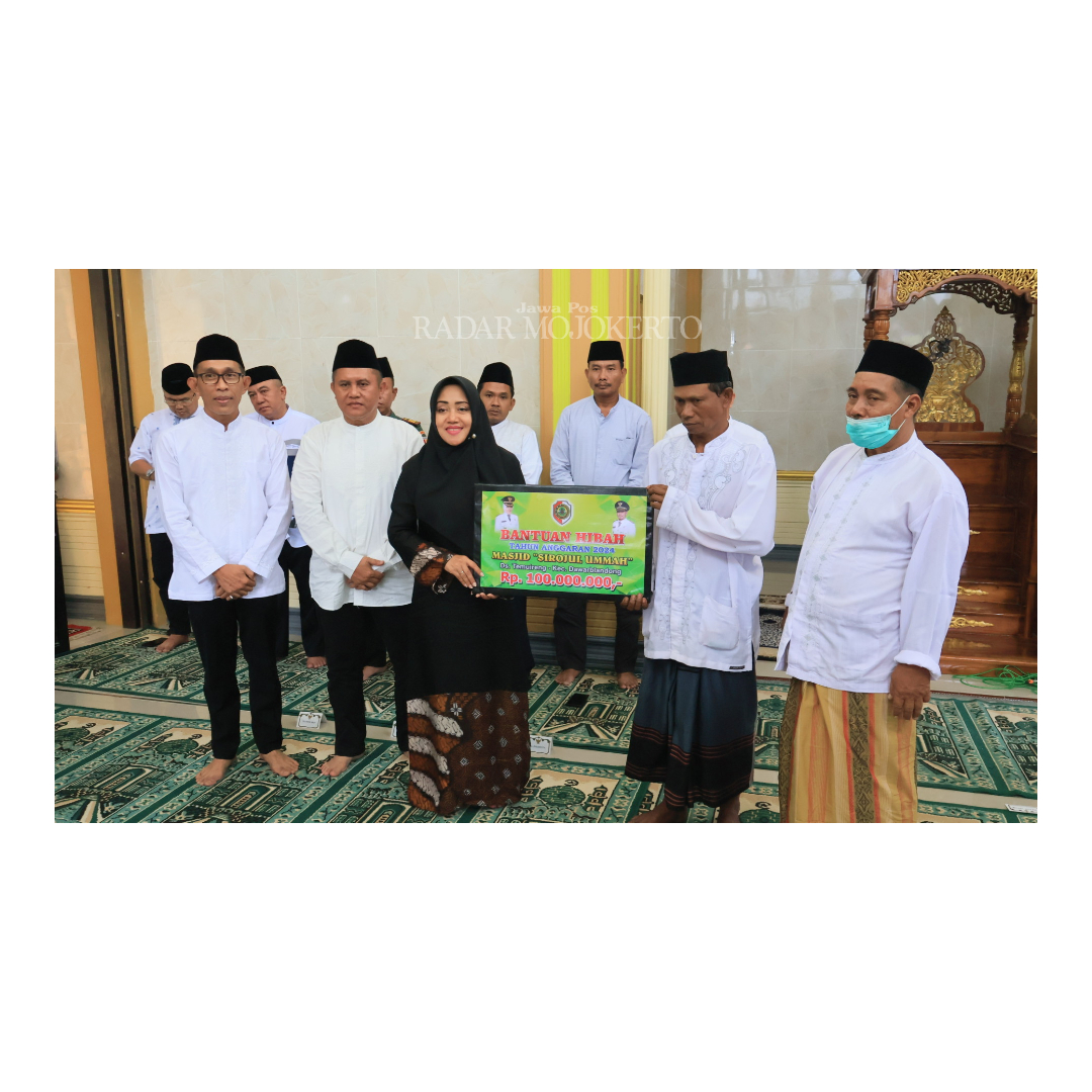 BANTUAN HIBAH: Bupati Mojokerto Ikfina Fahmawati (tengah) didampingi Sekdakab Teguh Gunarko (dua dari kiri) dan Camat Dawarblandong Ahmad Taufiq (paling kiri) serahkan hibah kepada pengurus Masjid.