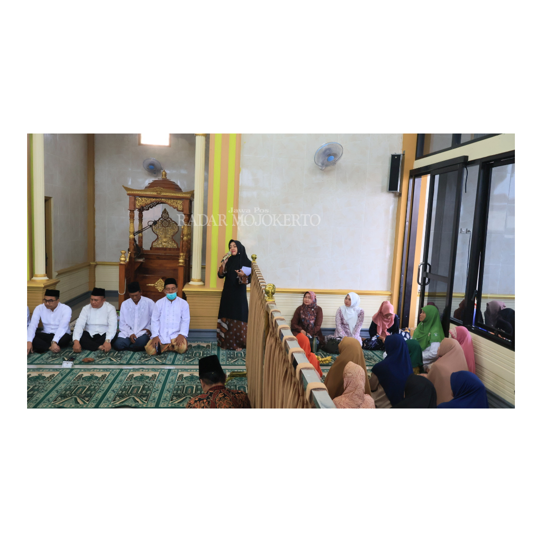 ARAHAN: Bupati Mojokerto Ikfina Fahmawati menyampaikan arahan saat Safari Ramadan di Dawarblandong, Senin (18/3/2024).