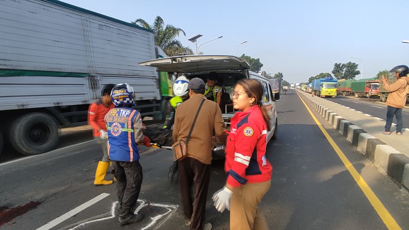 DIEVAKUASI: Petugas mengevakuasi jasad korban ke kamar jenazah RSUD dr Wahidin Sudiro Husodo Kota Mojokerto untuk divisum.