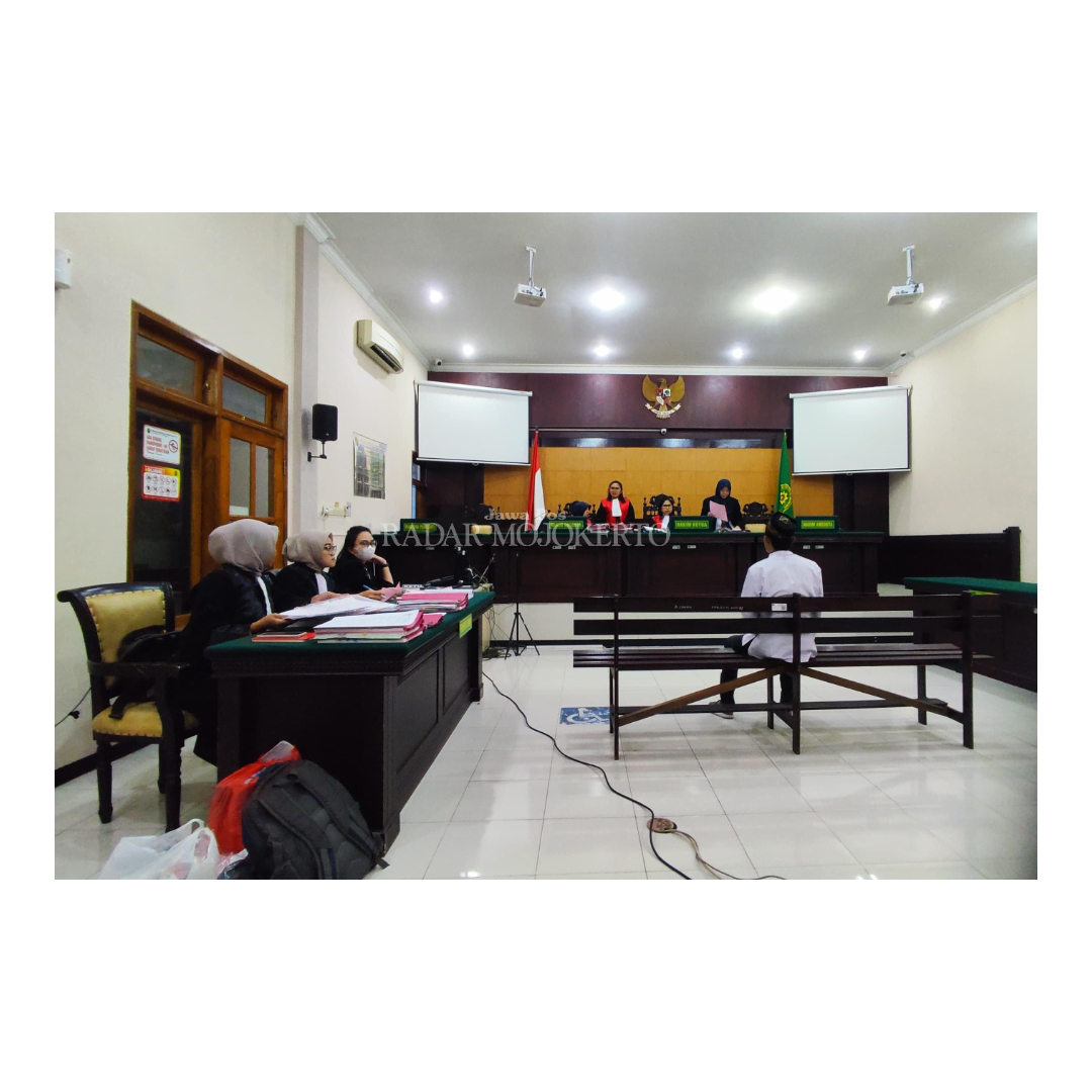 DIADILI: Pingki Andrianto, terdakwa kasus penggelapan motor kredit PT FIFGROUP, menjalani sidang agenda vonis di Pengadilan Negeri Mojokerto, Senin (18/2).