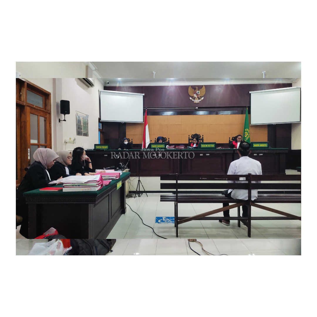 DIADILI: Pingki Andrianto, terdakwa kasus penggelapan motor kredit PT FIFGROUP, menjalani sidang agenda vonis di Pengadilan Negeri Mojokerto, Senin (18/2).