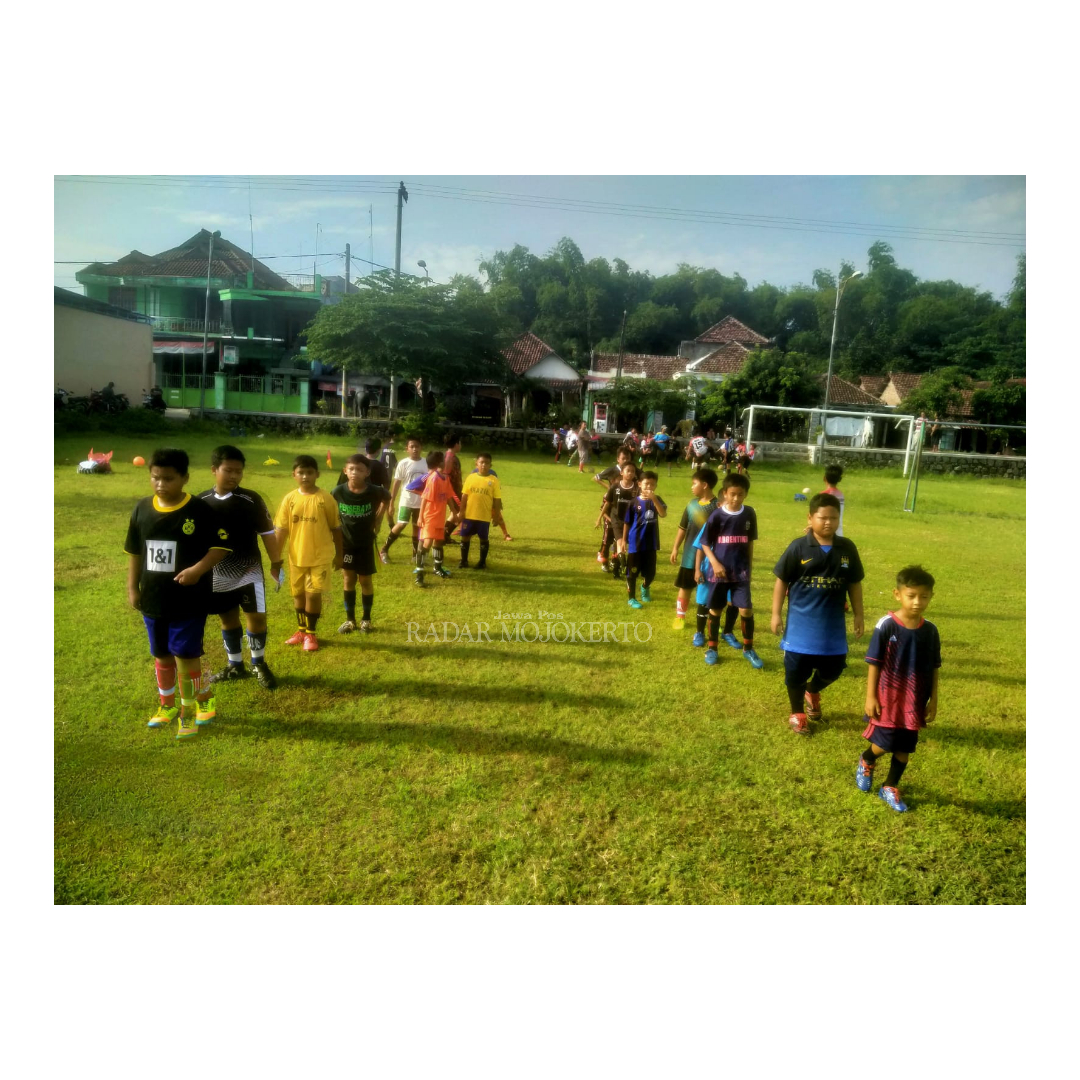 KOMPETITIF: Anak-anak Desa Sambilawang, Kecamatan Puri berlatih sepak bola rutin di bawah bimbingan SSB Putra Sambilawang yang terbentuk, Januari lalu.
