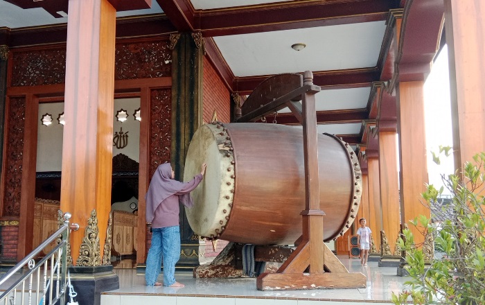 IKON: Beduk di Masjid Majapahit, Desa Jatipasar, Kecamatan Trowulan, Kabupaten Mojokerto menjadi daya tarik bagi musafir. (foto: Bryan Noer for Radar Mojokerto)