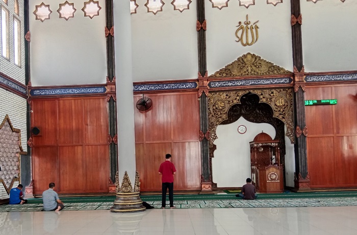 BERIBADAH: Musafir melaksanakan salat di Masjid Majapahit, Desa Jatipasar, Kecamatan Trowulan, Kabupaten Mojokerto. (foto: Bryan Noer for Radar Mojokerto)