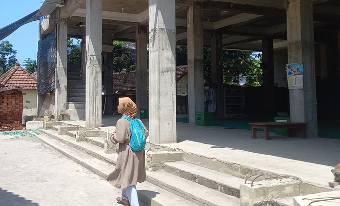 TERTUNDA: Proyek pembangunan Masjid Baitul Muttaqin di Dusun Sidodadi, Desa Sentonorejo, Kecamatan Trowulan, Kabupaten Mojokerto. (foto: Annisa Fadilah for Radar Mojokerto)