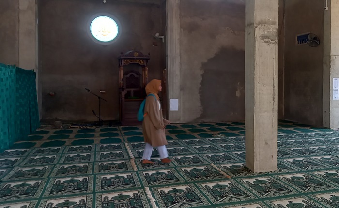 SITUASI TERKINI: Pengunjung berada di dalam kawasan Masjid Baitul Muttaqin, di Dusun Sidodadi, Desa Sentonorejo, Kecamatan Trowulan, Kabupaten Mojokerto. (foto: Annisa Fadilah for Radar Mojokerto)