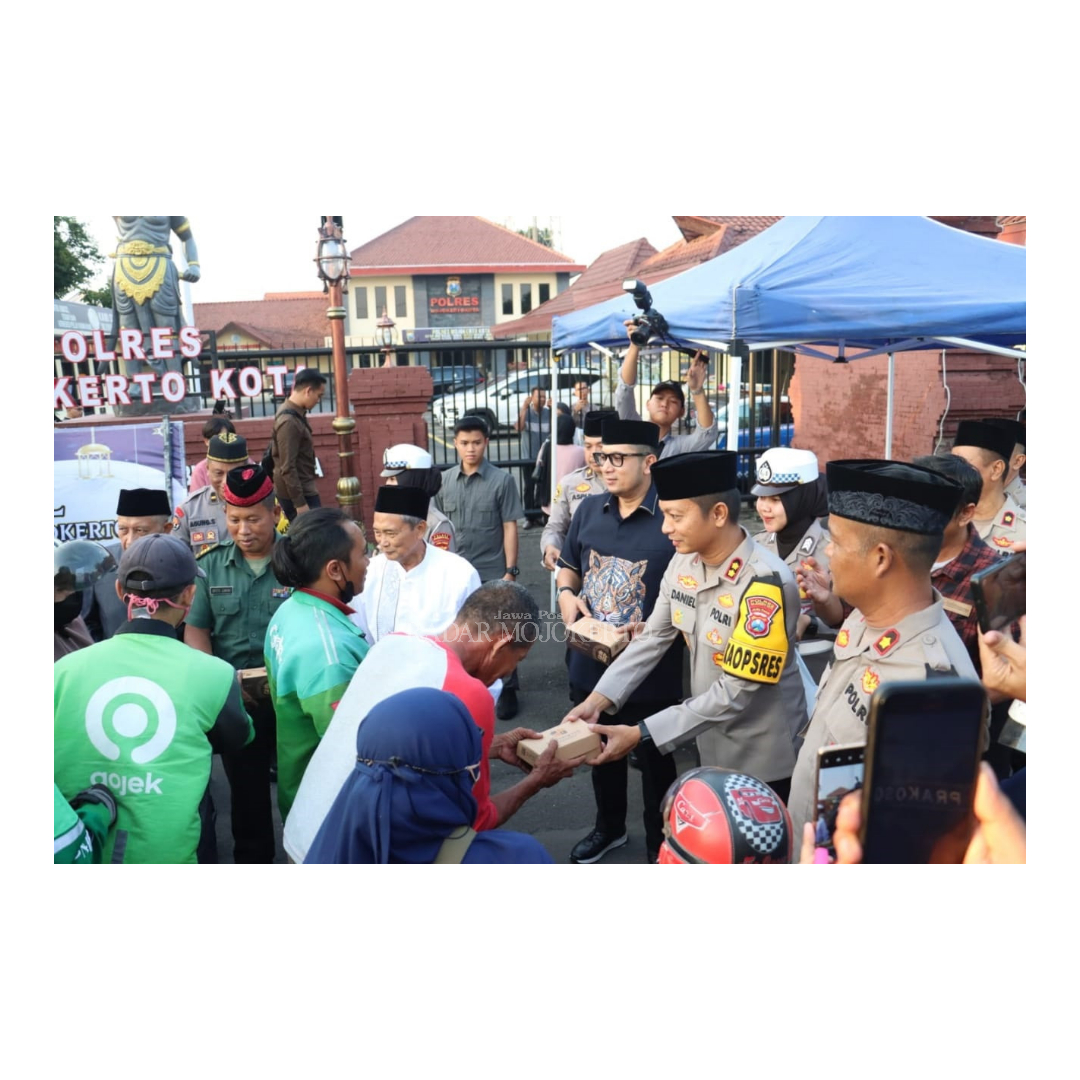 DIBURU: Kapolres Mojokerto Kota, AKBP Daniel S. Marunduri bersama Pj. Wali Kota Mojokerto, M. Ali Kuncoro dan tokoh agama membagikan takjil gratis kepada masyarakat kemarin.