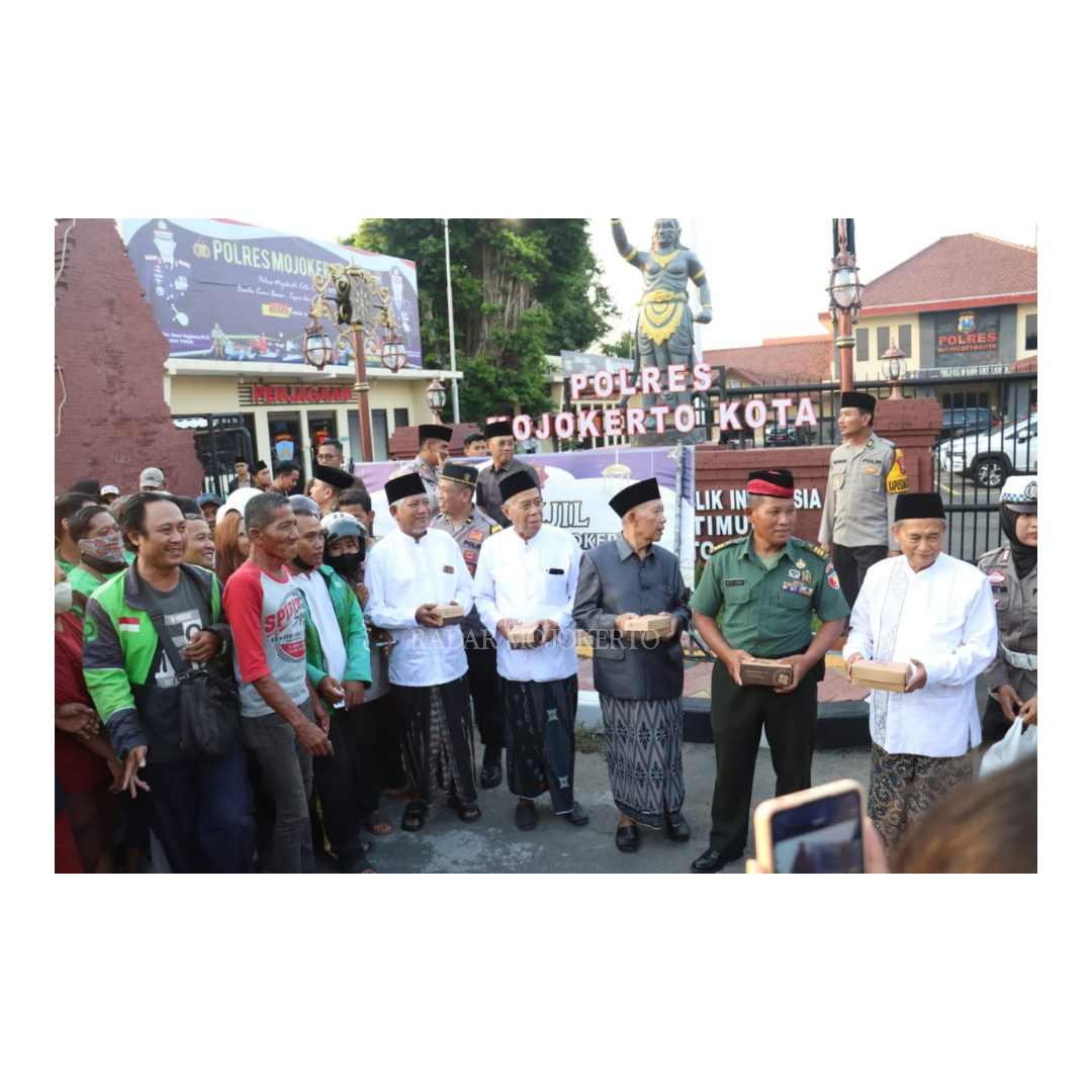 DIBURU: Kapolres Mojokerto Kota, AKBP Daniel S. Marunduri bersama Pj. Wali Kota Mojokerto, M. Ali Kuncoro dan tokoh agama membagikan takjil gratis kepada masyarakat kemarin.
