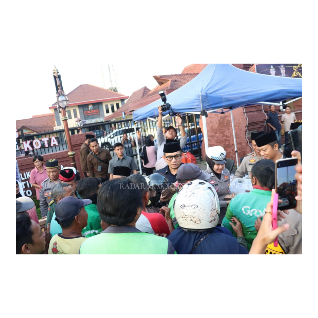 DIBURU: Kapolres Mojokerto Kota, AKBP Daniel S. Marunduri bersama Pj. Wali Kota Mojokerto, M. Ali Kuncoro dan tokoh agama membagikan takjil gratis kepada masyarakat kemarin.