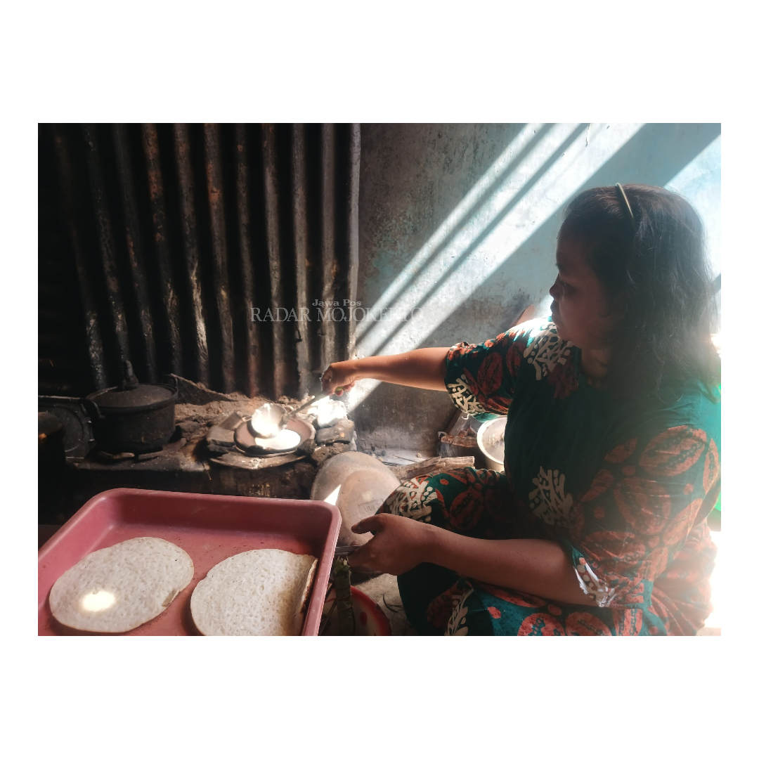 CIRI KHAS: Yayuk sedang memasak kue serabi pesanan Ramadan di rumahnya di Lingkungan Kemasan, Kelurahan Blooto, Kecamatan Prajurit Kulon, Kota Mojokerto, kemarin.