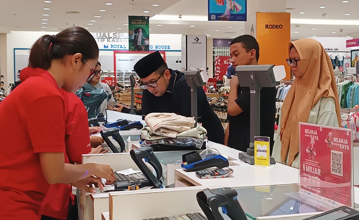 BERBAGI: PJ Wali Kota Moh. Ali Kuncoro bersama anak yatim, Rafa Andika Putra dan Nandita Twoungestu Yurdhan melakukan payment di Sunrise Mall Mojokerto. (foto: Misbakhul Ulum for Radar Mojokerto)