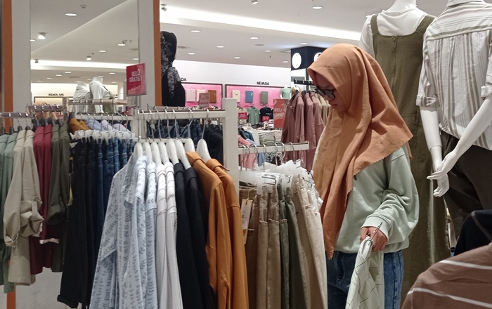BERSYUKUR: Nandita Twoungestu Yurdhan memilih baju Lebaran di Sunrise Mall Mojokerto. (foto: Wilda Mifta for Radar Mojokerto)