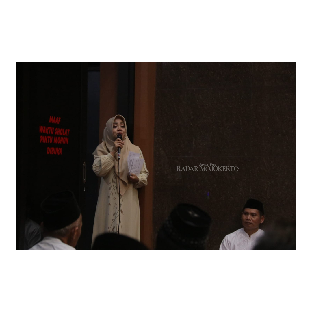 BERBAGI: Bupati Mojokerto Ikfina Fahmawati memberikan bantuan saat safari ramadan di Masjid Baitul Muhajirin, Perum Bumi Sooko Permai, Desa/Kecamatan Sooko, Selasa, (19/3) malam.