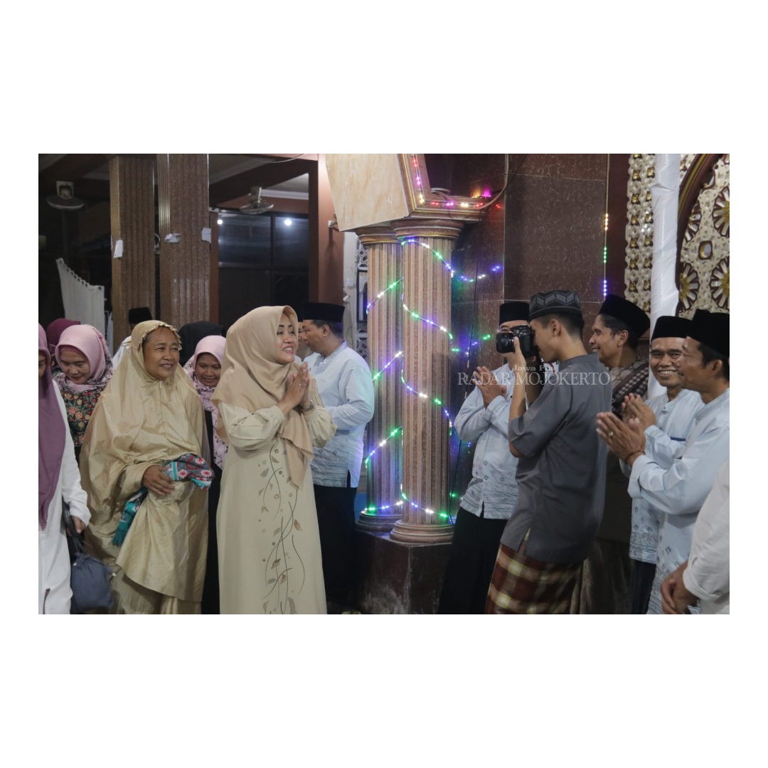 DISAMBUT HANGAT: Bupati Mojokerto Ikfina Fahmawati bersama rombongan disambut gembira oleh masyarakat di tengah safari ramadan tadi malam.