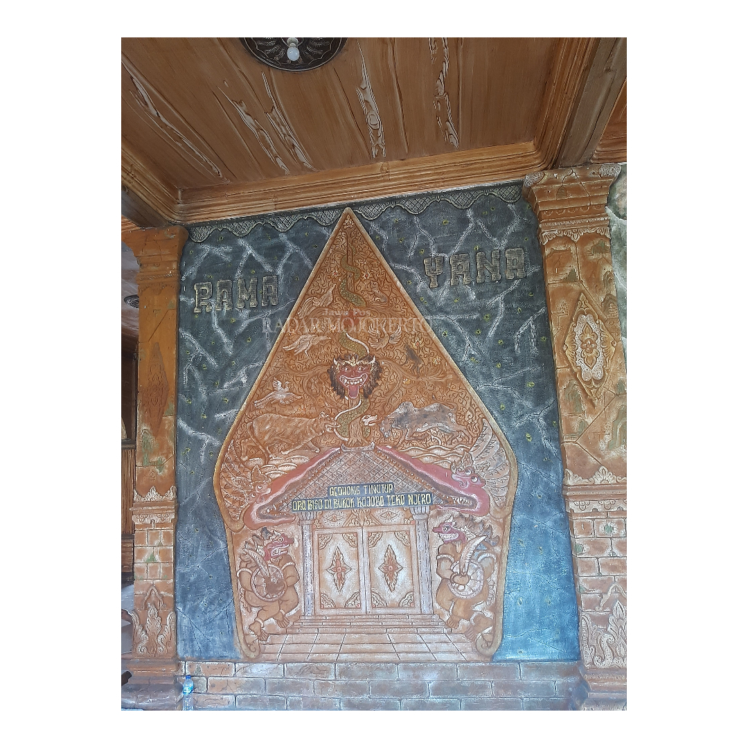 CORAK JAWA: Ornamen gunungan wayang yang menandakan corak kebudayaan Jawa di Masjid Ngudi Rukun.
