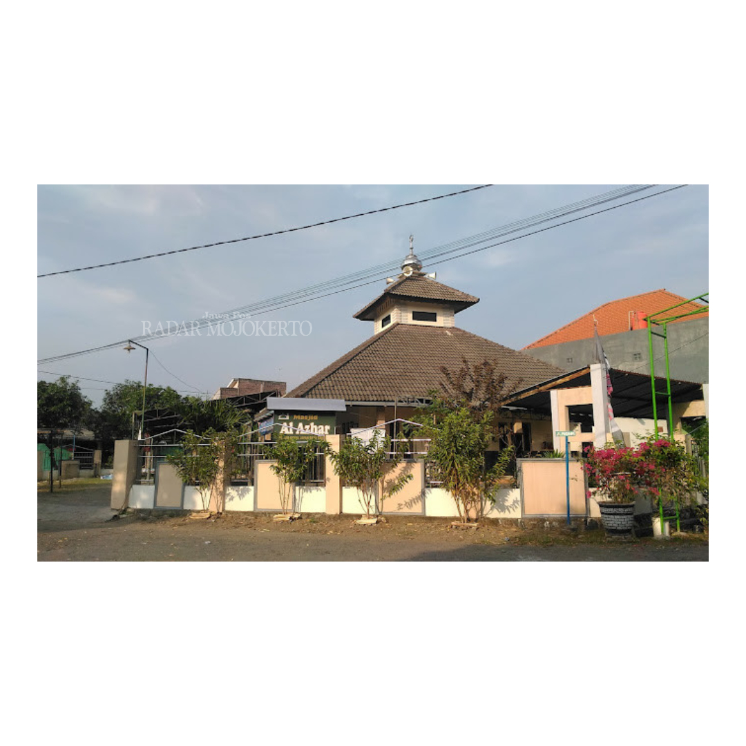 ATAP KHAS: Masjid Al-Azhar Griya Japan Raya Tahap 4 yang berlokasi di tengah perumahan RW14, di Jalan Jakarta Japan Raya, Sooko, Kabupaten Mojokerto, Senin (18/3) malam.