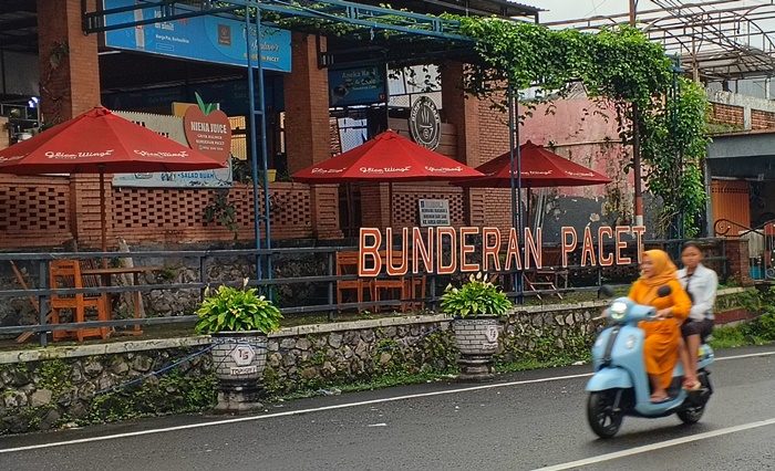 IKONIK: Kawasan Bunderan Pacet, Mojokerto menjadi spot kuliner bagi pengunjung lokal maupun luar daerah. (foto: Misbakhul Ulum for Radar Mojokerto)
