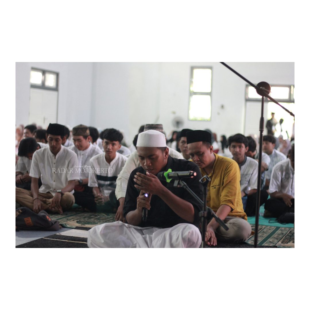BERKAH: Suasana ibadah tarawih yang dilaksanakan siswa dan guru SMAN 2 Mojokerto selama bulan suci Ramadan.