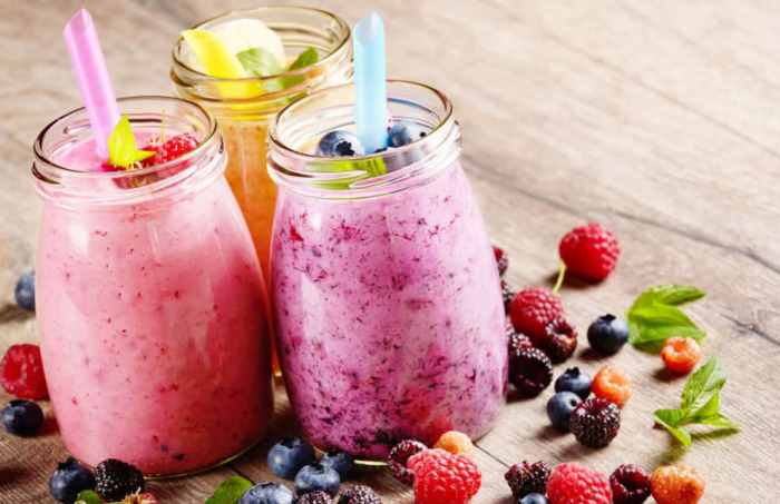 MENYEGARKAN: Smoothies buah mengandung serat yang tinggi dibandingkan jus. (foto. dok: Hello Sehat)