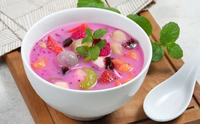 MENYEGARKAN: Es buah memiliki banyak manfaat yang mampu menjaga kekebalan, kesehatan tubuh sekaligus menjadikan mood lebih baik. (foto: dok: Halodoc)