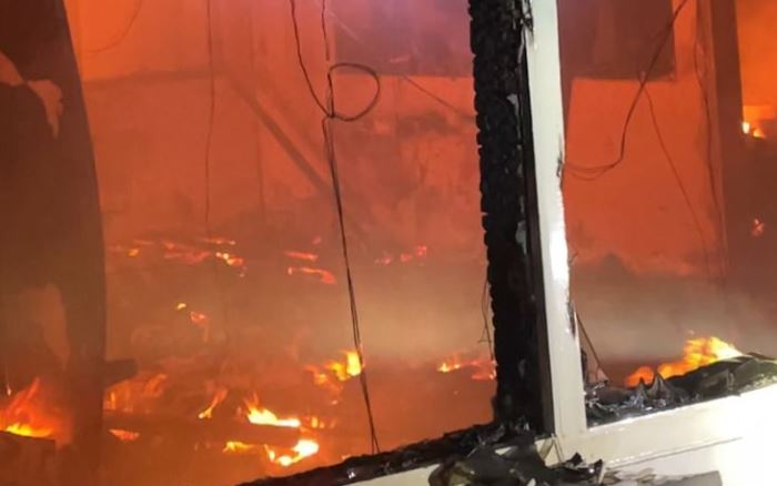 HANGUS: Kondisi ruangan di RS Gatoel Kota Mojokerto yang hangus terbakar pada Kamis (21/3) dini hari. (foto: Moch. Chariris)