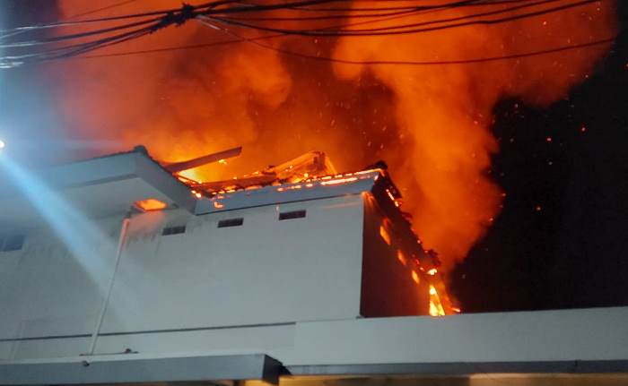 BERKOBAR: Kobaran api membakar salah satu gedung di RS Gatoel Kota Mojokerto, Kamis (21/3) dini hari. (foto: Farisma Romawan)