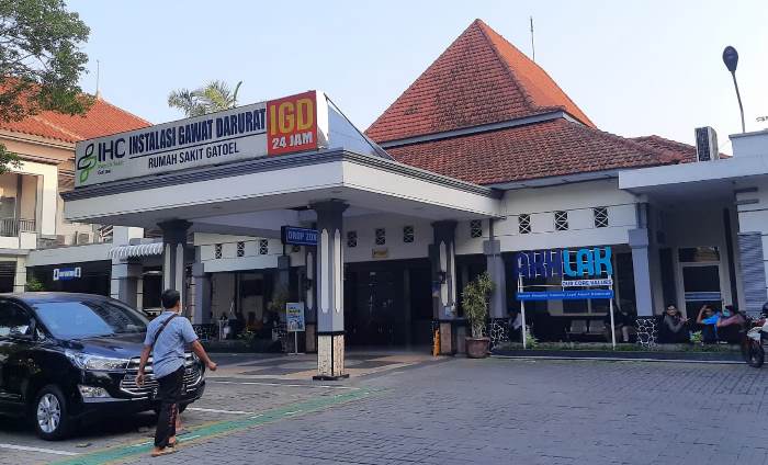 DIHENTIKAN: Untuk sementara waktu pelayanan kesehatan di RS Gatoel Kota Mojokerto dihentikan akibat kebaran melanda salah satu gedung. (foto: Rizal Amrullah)