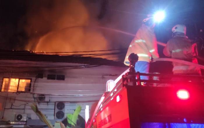 PROSES PEMADAMAN: Tim pemadam kebakaran berjibaku memadamkan api yang membakar salah satu gedung RS Gatoel Kota Mojokerto. (foto: Farisma Romawan)