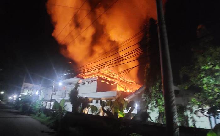 MEMBESAR: Kobaran api membakar salah satu gedung di RS Gatoel Kota Mojokerto, Kamis (21/3) dini hari. (foto: Farisma Romawan)