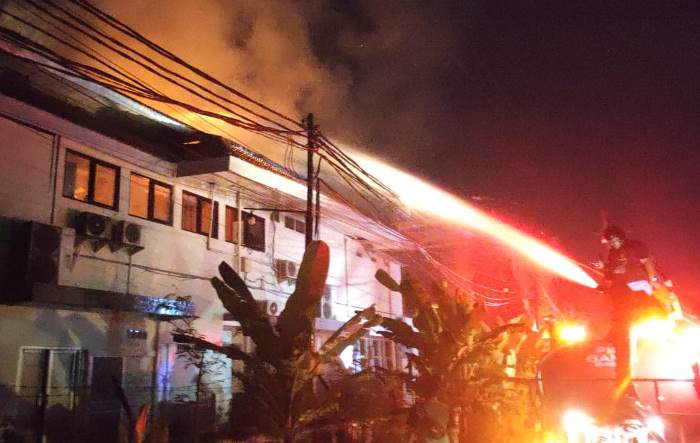 DARI LUAR: Tim pemadam kebakaran berjibaku memadamkan api yang membakar salah satu gedung RS Gatoel Kota Mojokerto. (foto: Farisma Romawan)