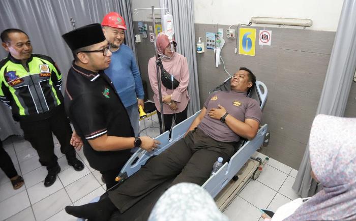 TANGGAP: Pj. Wali Kota Mojokerto M. Ali Kuncoro bersama direksi Rumah Sakit Gatoel mengunjungi petugas keamanan yang dirawat. (foto: Sofan Kurniawan)