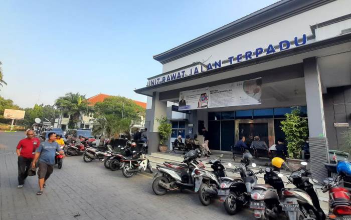 DITUTUP: Unit Rawat Jalan Terpadu RS Gatoel, Kota Mojokerto dilakukan penutupan sementara setelah terjadinya kebakaran di ruangan kantor pada Kamis (21/3).  (foto: Rizal Amrullah)