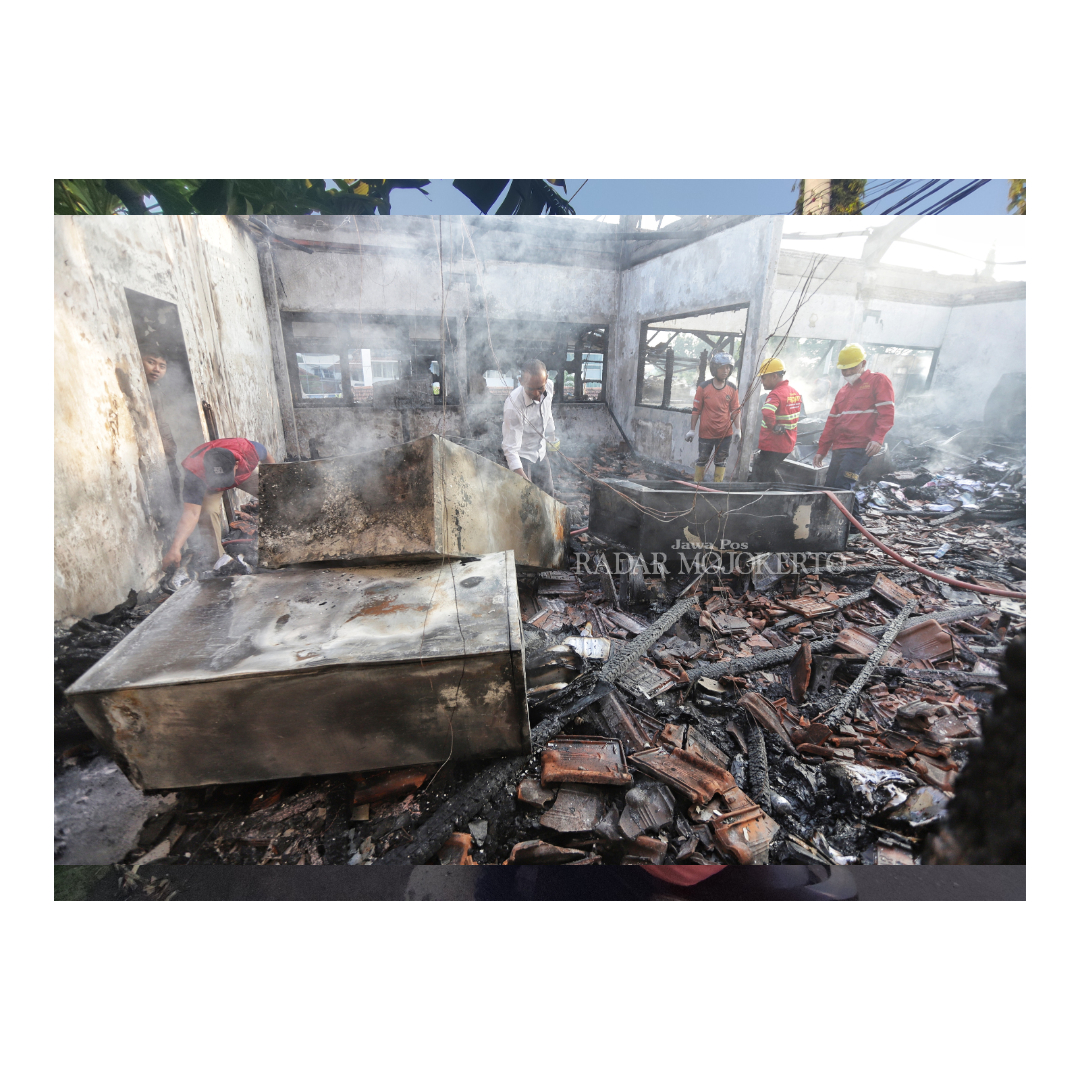 DIJINAKKAN: Petugas Damkar Kota Mojokerto saat melakukan pembasahan di ruangan kantor RS Gatoel yang terbakar, Kamis (21/3).