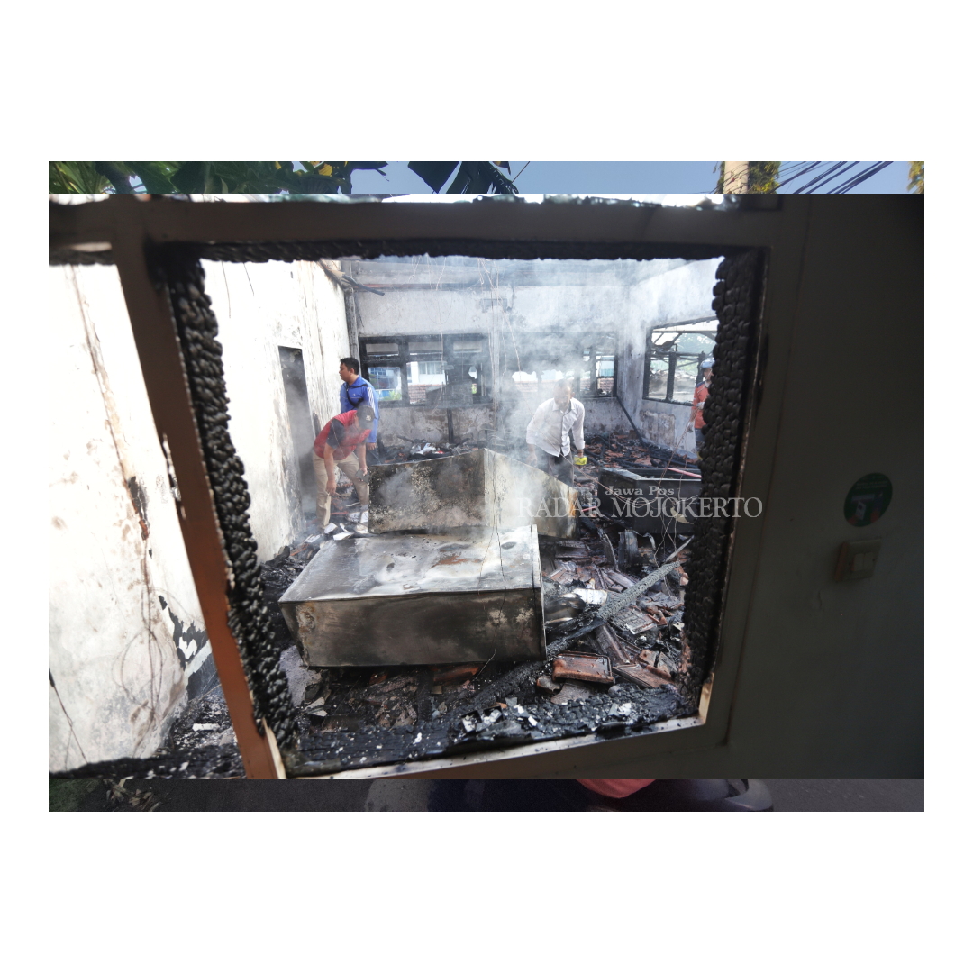 DIJINAKKAN: Petugas Damkar Kota Mojokerto saat melakukan pembasahan di ruangan kantor RS Gatoel yang terbakar, Kamis (21/3).
