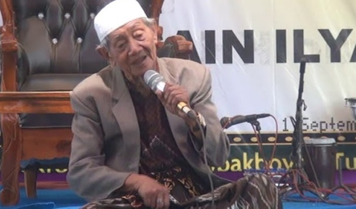 ULAMA MASYHUR: KH Chusaini Ilyas, salah satu ulama sepuh di Kabupaten Mojokerto yang hingga kini masih aktif berdakwah. (foto: internet)