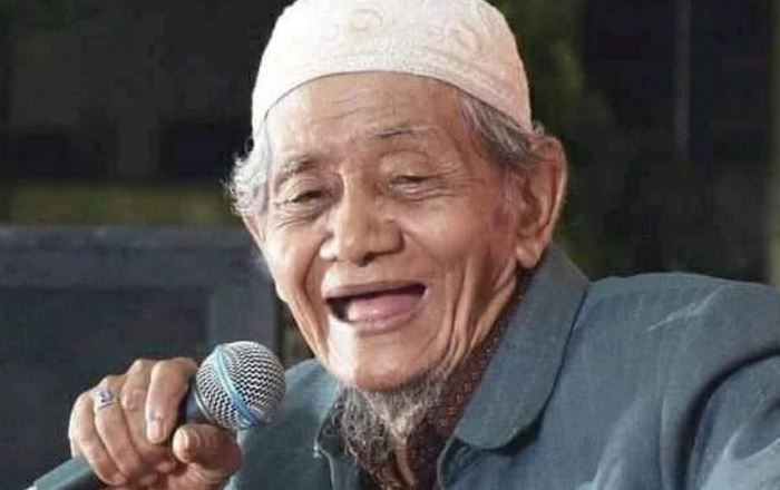 BERKHARISMA: Kiai Chusaini Ilyas ketika menyampaikan tausiyah. (foto: internet)