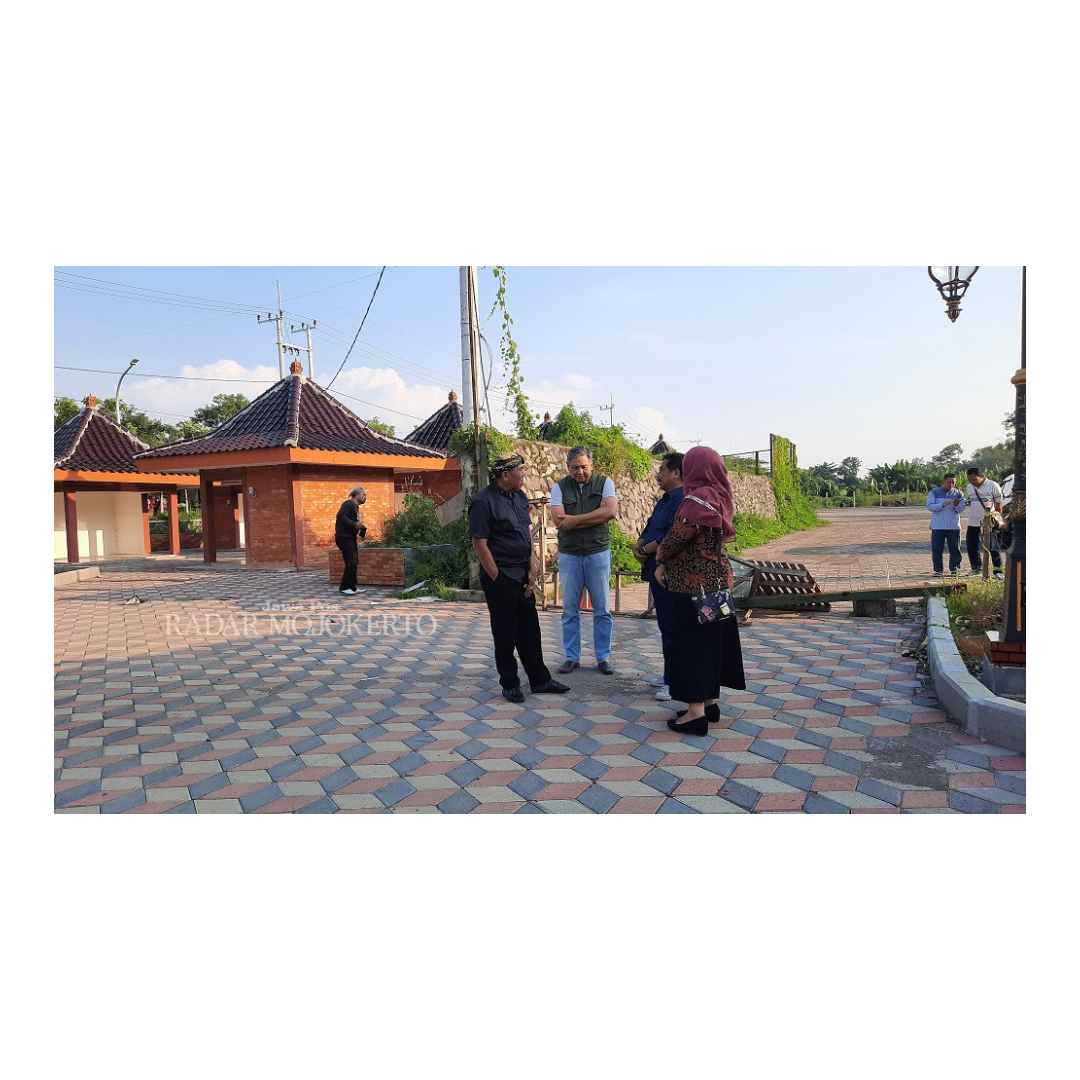 TURUN LANGSUNG: Koordinator Komisi II DPRD Kota Mojokerto Sunarto bersama anggota saat meninjau hasil pekerjaan proyek Taman Bahari Mojopahit, kemarin.