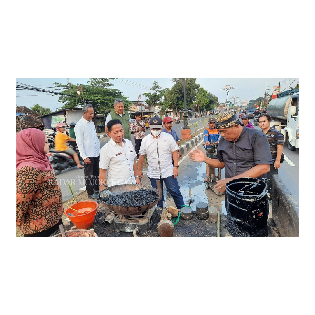 JADI ATENSI: Komisi II DPRD Kota Mojokerto saat melakukan sidak di Jalan Empunala/TBM/Pasar Rakyat Prapanca, Rabu (20/3) sore.