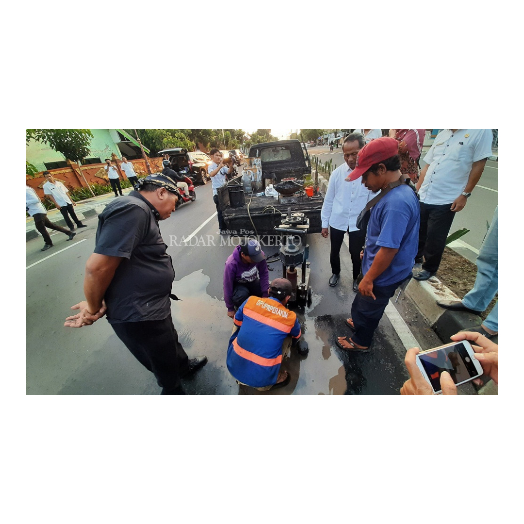 JADI ATENSI: Komisi II DPRD Kota Mojokerto saat melakukan sidak di Jalan Empunala/TBM/Pasar Rakyat Prapanca, Rabu (20/3) sore.