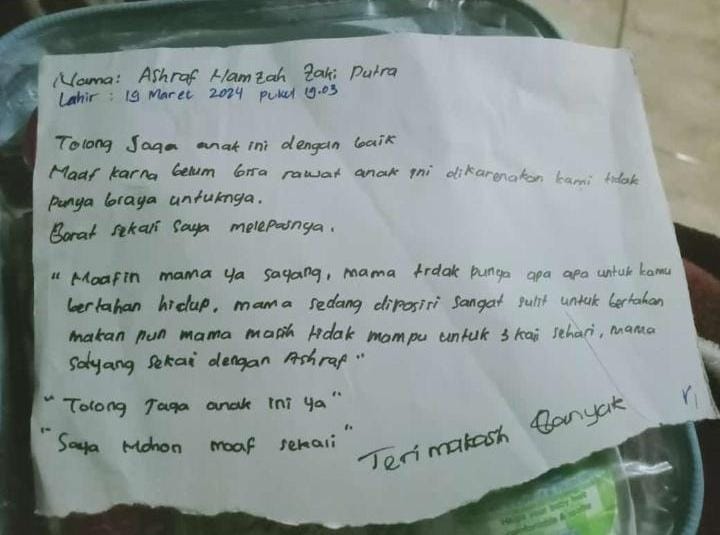 PESAN TERAKHIR: Secarik kertas berisi pengakuan perempuan yang mengaku ibu dari bayi malang yang dibuang dalam kardus di rumah warga Pungging, Mojokerto.