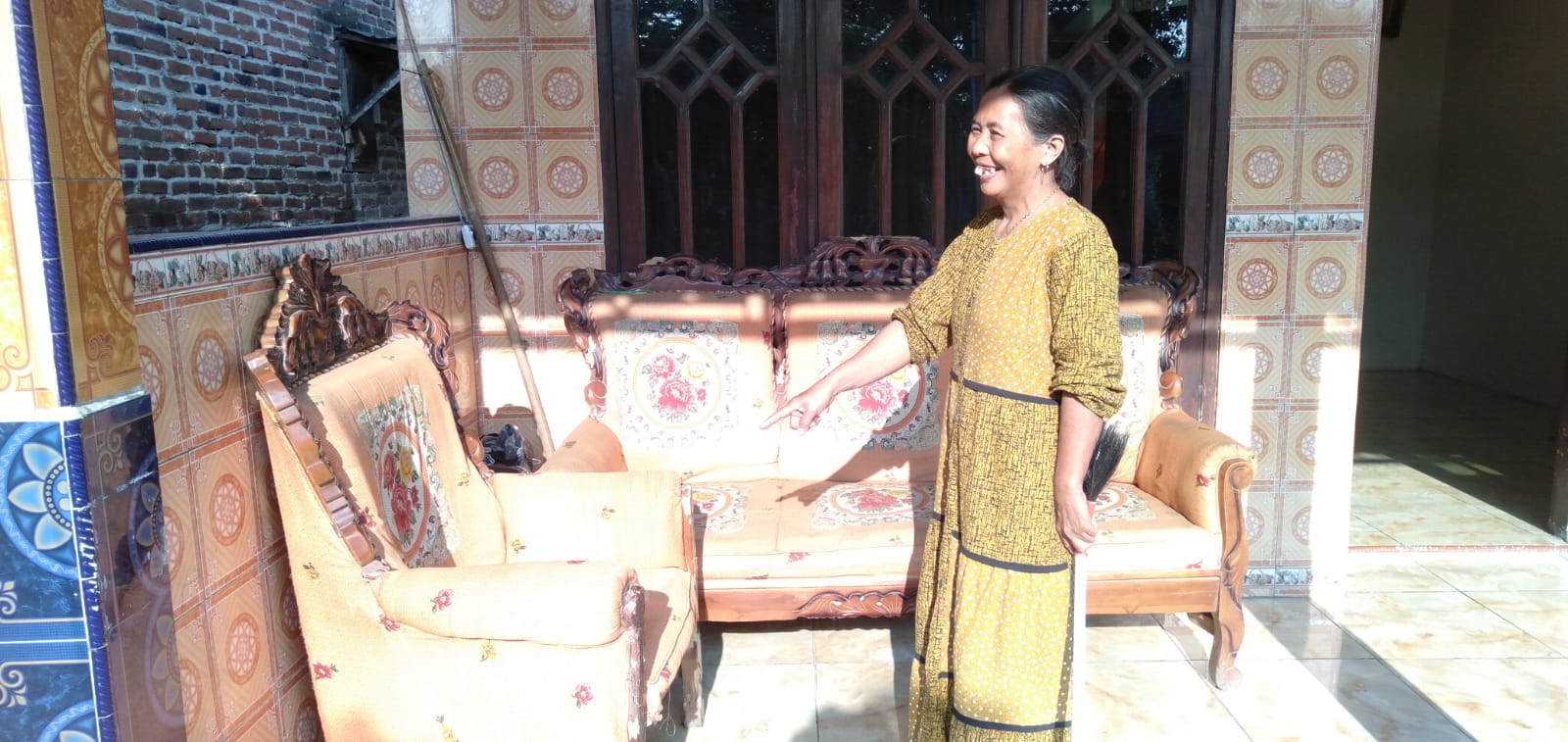 MALANG: Halimah, warga Desa Purworejo, Kecamatan Pungging menunjukkan lokasi bayi saat pertama kali ia temukan di depan rumahnya, Jumat (22/3) dini hari.&nbsp;