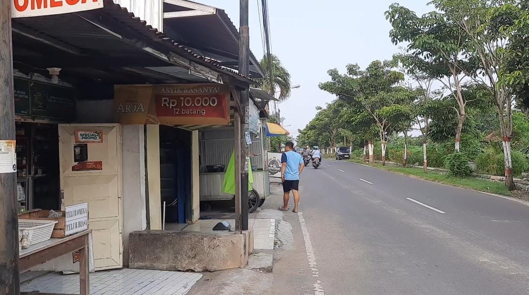 PANIK: Warga Jalan Tropodo, Kota Mojokerto, keluae rumah karena merasakan gempa, Jumat (22/3) sore.