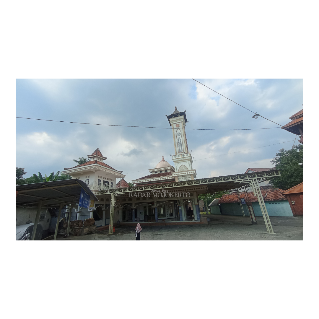UNIK: Masjid Baitul Muttaqin di Dusun Jatisumber, Desa Watusumpak, Kecamatan Trowulan, Kabupaten Mojokerto menggunakan batu patung sebagai tempat wudhu jemaah, Rabu (20/02) sore.