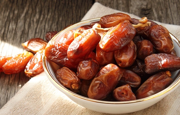 BERKHASIAT: Buah kurma identik dengan khasiatnya yang baik bagi tubuh saat bulan Ramadan. (foto: dok. Halodoc)