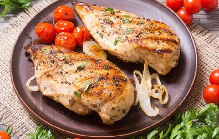 LEZAT: Daging ayam mengandung serat yang tinggi, sehingga dapat memenuhi serat dalam tubuh setelah seharian melakukan puasa. (foto: dok. Halodoc)