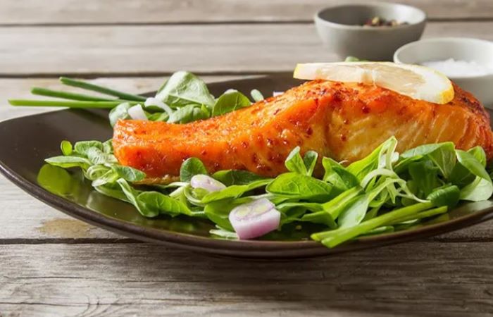 SALMON: Ikan berlemak seperti ikan salmon mengandung protein dan vitamin B untuk mengembalikan energi. (foto: dok. Halodoc)