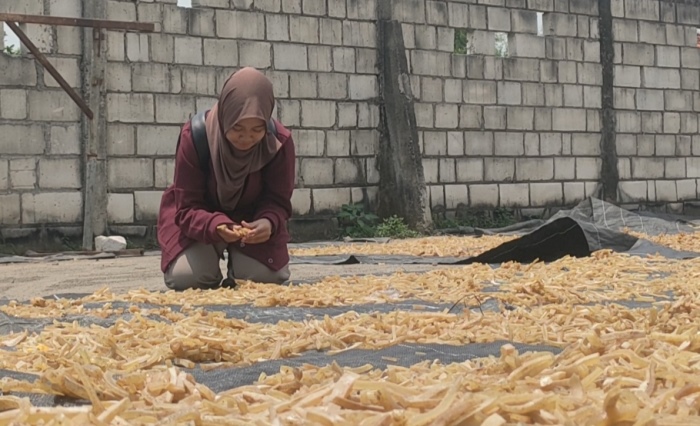 DIBURU: Pengunjung mengamati produk rambak di Desa/Kecamatan Bangsal, Kabupaten Mojokerto yang diburu ketika bulan Ramadan. (foto: Misbakhul Ulum for Radar Mojokerto)